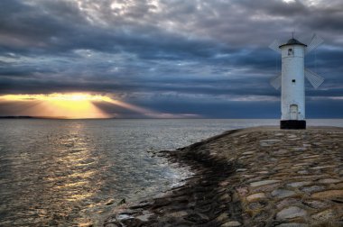 Deniz feneri yel değirmeni Swinoujscie, Baltık Denizi, Polonya Stawa Mlyny.