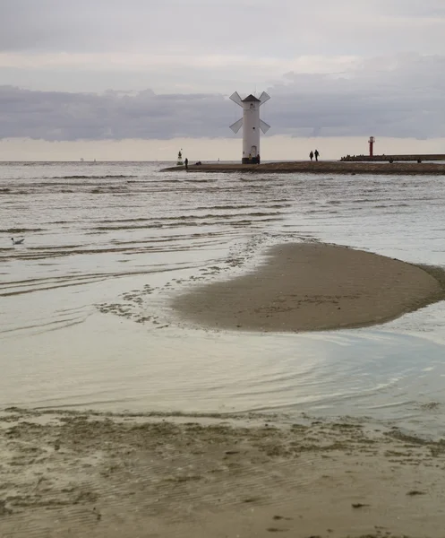 Farol moinho de vento Stawa Mlyny, Swinoujscie, Polónia . — Fotografia de Stock