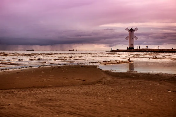 Farol moinho de vento Stawa Mlyny, Swinoujscie, Polónia . — Fotografia de Stock