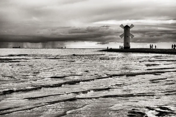 Farol moinho de vento Stawa Mlyny, Swinoujscie, Polónia . — Fotografia de Stock