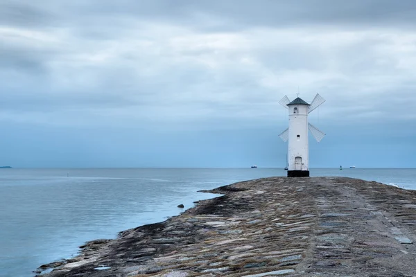 Molino de viento del faro Stawa Mlyny, Swinoujscie, Polonia . — Foto de Stock