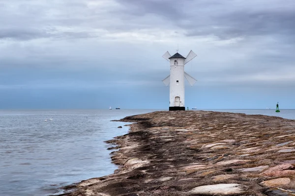 Molino de viento del faro Stawa Mlyny, Swinoujscie, Polonia . — Foto de Stock