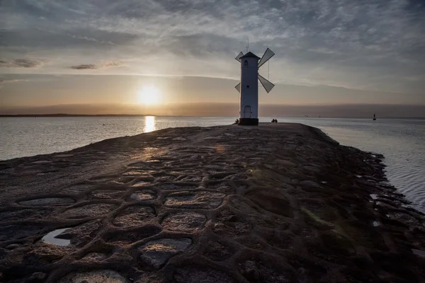 Világítótorony szélmalom Stawa Mlyny, Swinoujscie, Lengyelország. — Stock Fotó