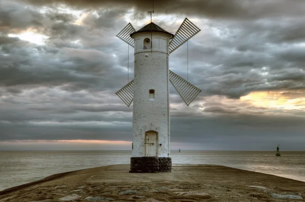 Farol moinho de vento Stawa Mlyny, Swinoujscie, Polónia . — Fotografia de Stock