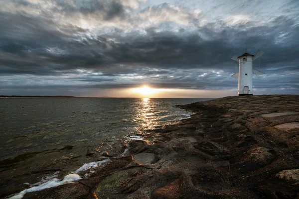 Molino de viento del faro Stawa Mlyny, Swinoujscie, Mar Báltico, Polonia — Foto de Stock