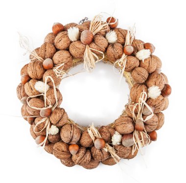 Geleneksel Noel çelengi beyaza izole edilmiş. Portföydeki başka bir açıdan görüntüle.