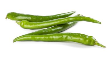 Beyaz arka planda küçük biberler izole edilmiş. Portföydeki başka bir açıdan görüntüle.