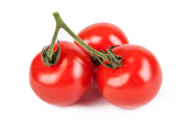 Beyaz arka planda yalıtılmış taze kiraz domatesleri. Portföydeki başka bir açıdan görüntüle.