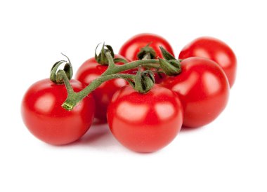 Beyaz arka planda yalıtılmış taze kiraz domatesleri. Portföydeki başka bir açıdan görüntüle.