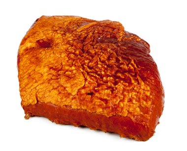 Beyaz arka planda tütsülenmiş jambon var. Portföydeki başka bir açıdan görüntüle.