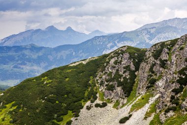 Polonya ile Slovakya sınırındaki Tatra Dağları 'ndaki dağ manzarası