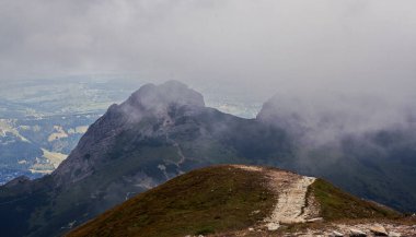 Polonya ile Slovakya sınırındaki Tatra Dağları 'ndaki dağ manzarası