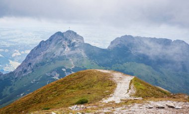Polonya ile Slovakya sınırındaki Tatra Dağları 'ndaki dağ manzarası