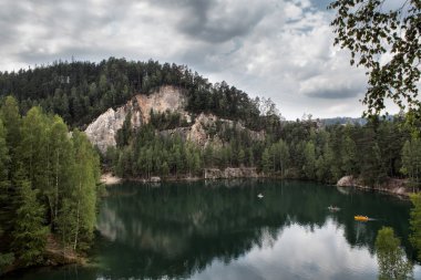 Adrszpach Milli Parkı-Teplice rocks. Rock kasabası. Çek Cumhuriyeti