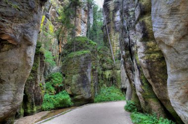 Adrszpach Milli Parkı-Teplice rocks. Rock kasabası. Çek Cumhuriyeti
