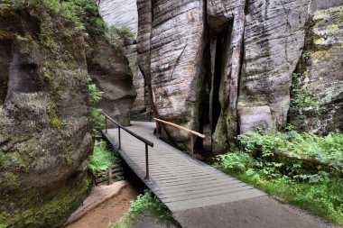 Adrszpach Milli Parkı-Teplice rocks. Rock kasabası. Çek Cumhuriyeti