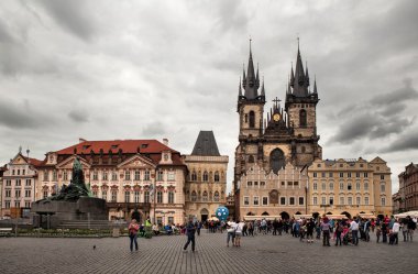 Eski Pazar Meydanı ve kilise Our Lady Tyn Prag'da önce