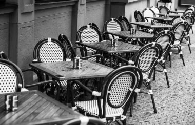 Kafede masa ve sandalyeler