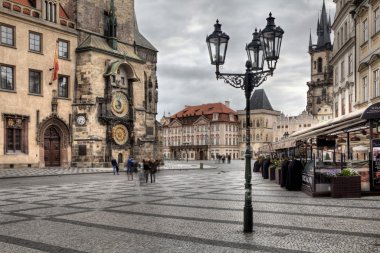 Eski Pazar Meydanı ve kilise Our Lady Tyn Prag'da önce