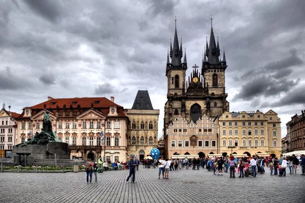 A Praça do Mercado Velho e a Igreja de Nossa Senhora antes de Tyn em Praga — Fotografia de Stock