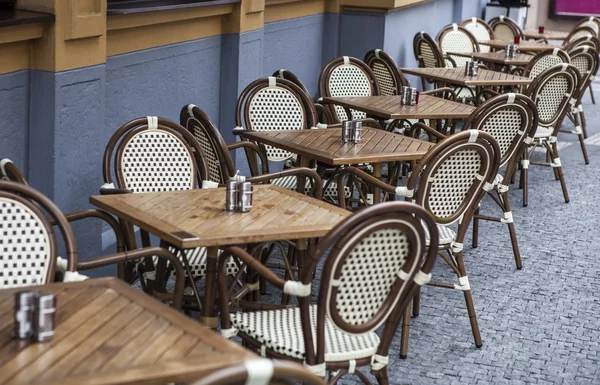 Kafede masa ve sandalyeler