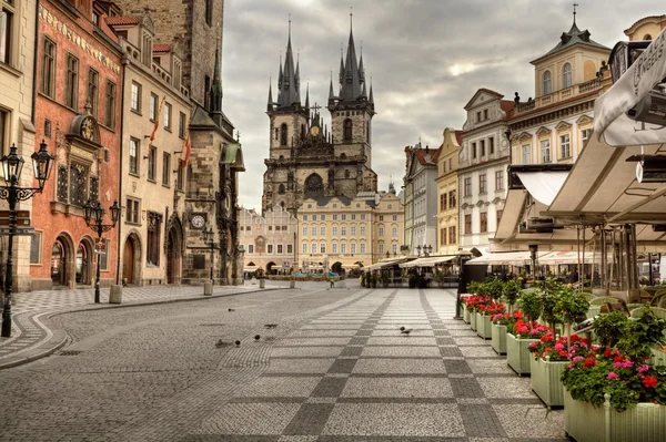 Der alte Marktplatz und die Kirche unserer Lieben Frau vor tyn in Prag — Stockfoto