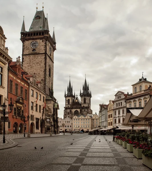 The Old Market Square and Church of Our Lady before Tyn in Prague — Stock Photo, Image