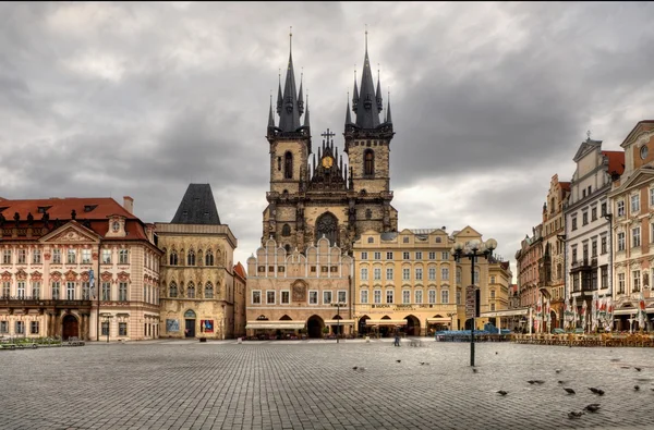 Het oude marktplein en Church of Our Lady voor Tyn in Praag — Stockfoto