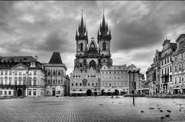 The Old Market Square and Church of Our Lady before Tyn in Prague — Stock Photo, Image