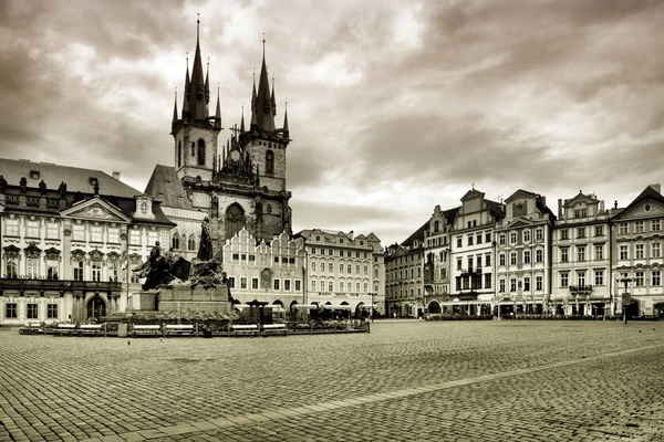 Het oude marktplein en Church of Our Lady voor Tyn in Praag — Stockfoto