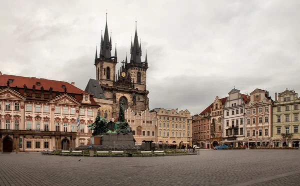 Der alte Marktplatz und die Kirche unserer Lieben Frau vor tyn in Prag — Stockfoto