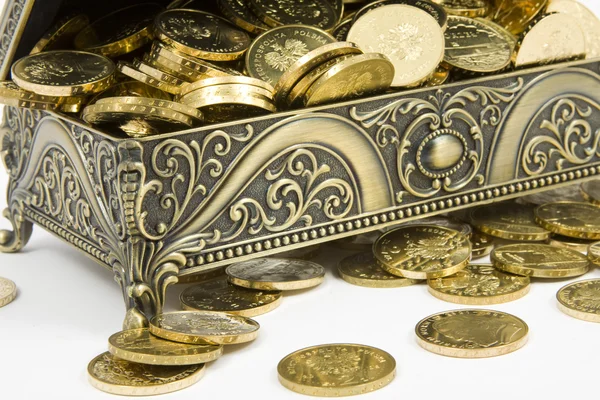 Cofre de oro y monedas de oro sobre fondo blanco — Foto de Stock