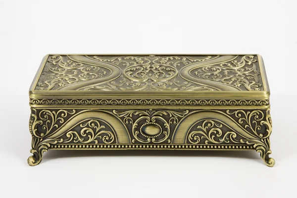 beyaz zemin üzerine altın tabut