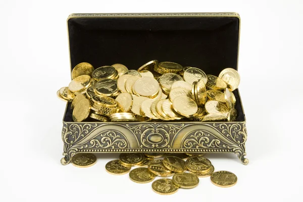 Kufer złoto, złote monety na białym tle — Zdjęcie stockowe