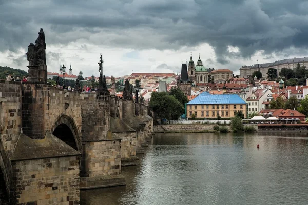 Historische Karlsbrücke in Prag — Stockfoto