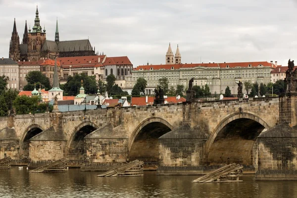 Historische Karlsbrücke in Prag — Stockfoto