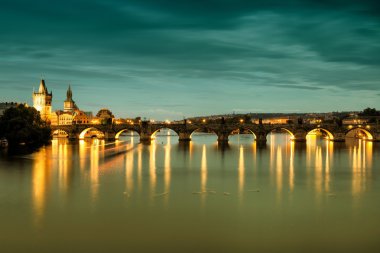 Prag'da gece Charles Köprüsü