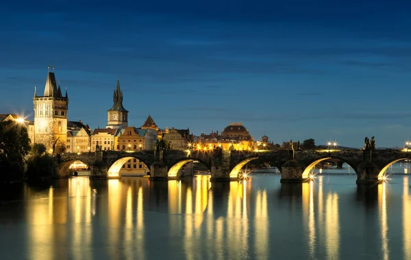 Pont Charles la nuit à Prague — Photo