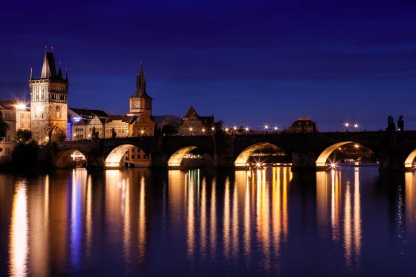 Karlsbrücke bei Nacht in Prag — Stockfoto