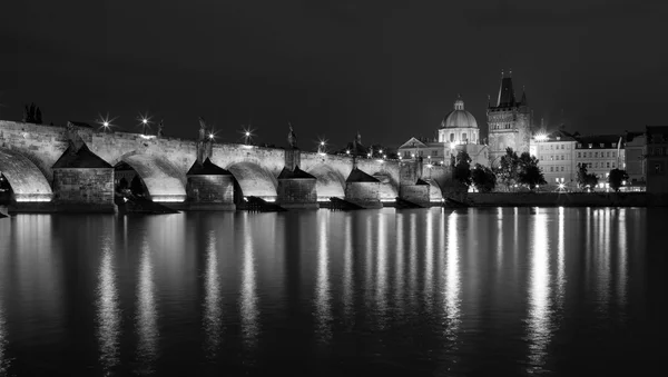 Puente de Carlos de noche en Praga — Foto de Stock