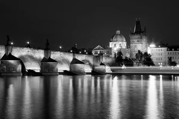 Karlsbrücke bei Nacht in Prag — Stockfoto