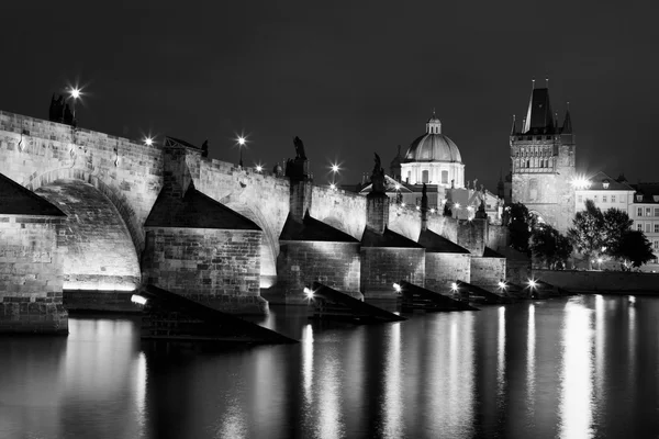 夜のプラハのカレル橋 — ストック写真