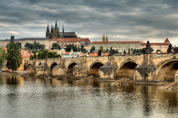Karlsbrücke in Prag, Tschechien — Stockfoto