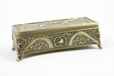 beyaz zemin üzerine altın tabut