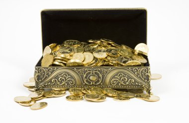 Altın tabut ve beyaz zemin üzerine altın sikkeler