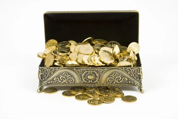Altın tabut ve beyaz zemin üzerine altın sikkeler