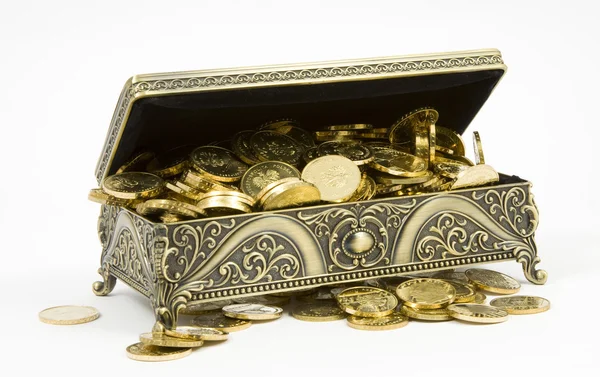 Cofre de oro y monedas de oro sobre fondo blanco — Foto de Stock