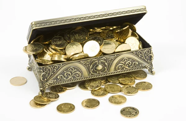 Χρυσή Λάρνακα και χρυσά νομίσματα σε λευκό φόντο — Φωτογραφία Αρχείου
