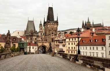 Prag'da eski ve tarihi Charles Köprüsü
