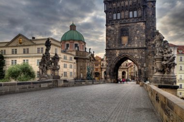 Prag'da eski ve tarihi Charles Köprüsü